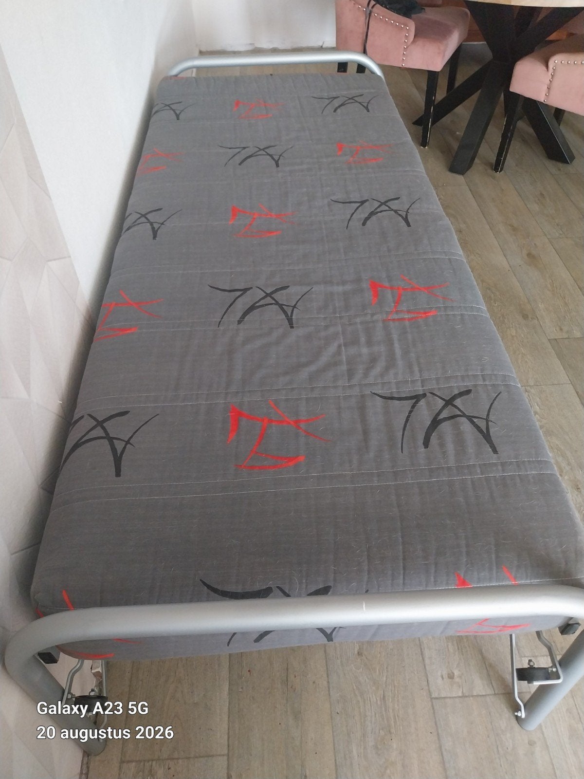 Inklapbaar logeerbed met wasbare hoes en goede matras, Huis en Inrichting, Ophalen, Eenpersoons, Praktisch, Zo goed als nieuw