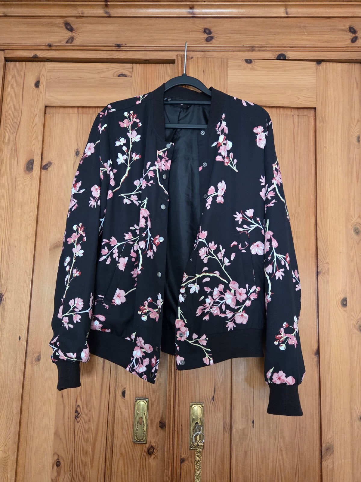 Zwarte bomberjack met roze bloesemprint, Kleding | Dames, Zwart, Maat 42/44 (L), Ophalen of Verzenden, Onbekend
