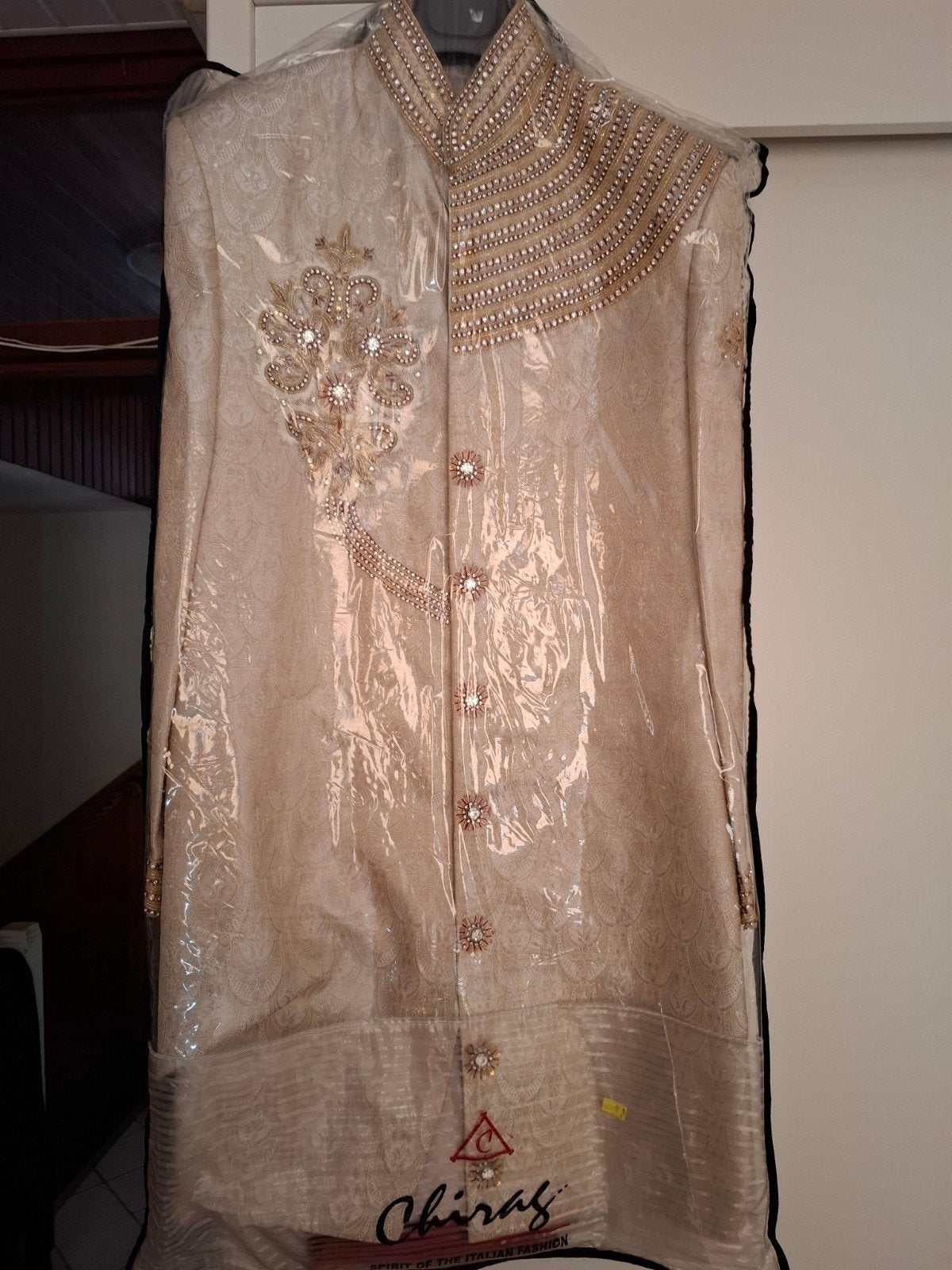 Heren Sherwani Pak - Beige met Rood Broek, Maat 48/50 (M), Chirag, Beige, Ophalen of Verzenden