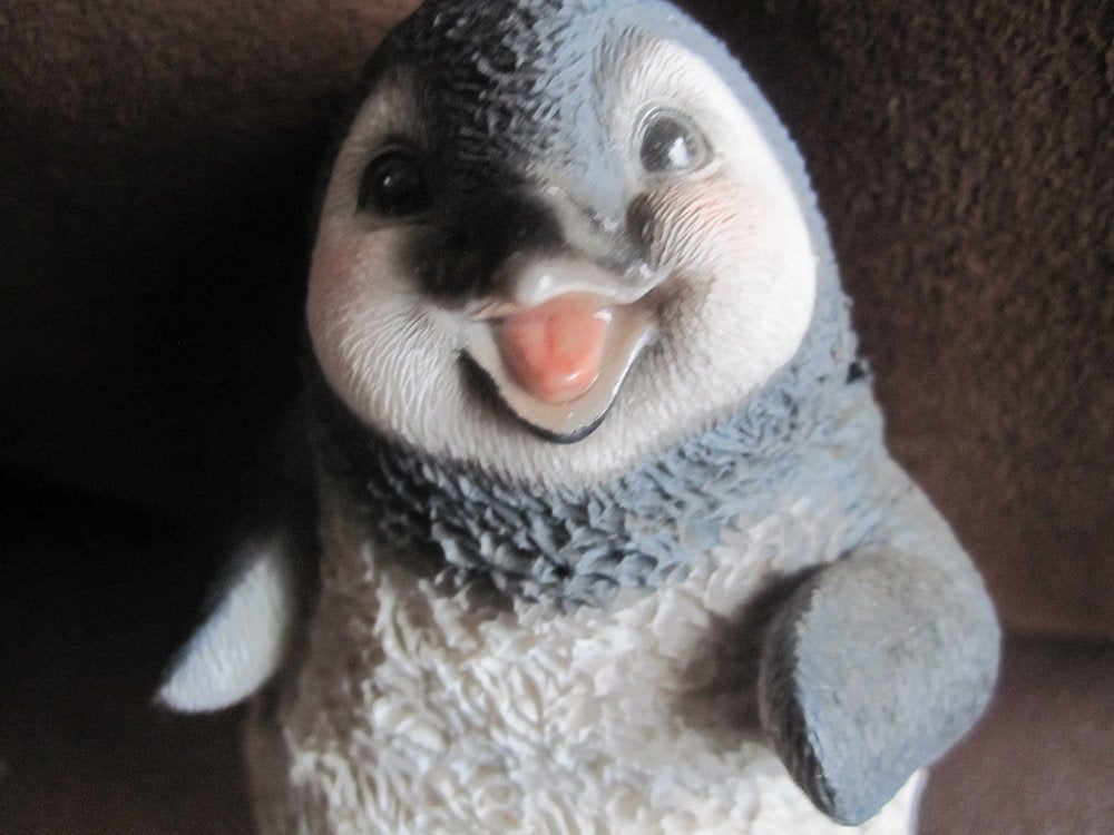 Pinguin beeldje op pin, Verzamelen, Beelden en Beeldjes, Ophalen, Nieuw, Dier