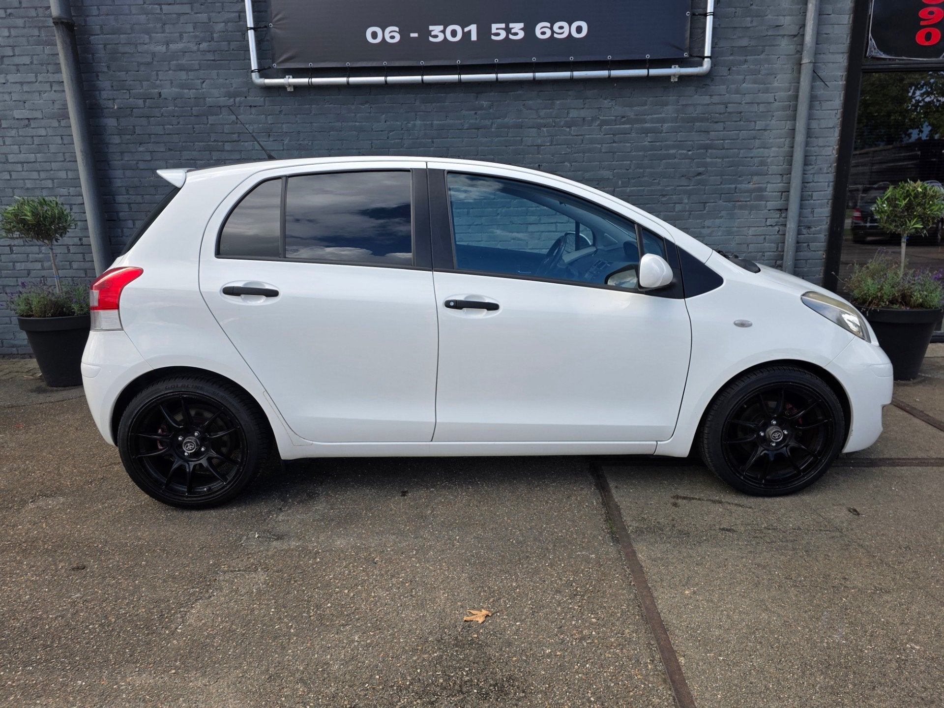 Toyota Yaris 1.3 VVTi Comfort, Voorwielaandrijving, 1025 kg, Zwart, 4 cilinders