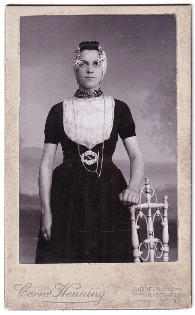 CDV - Vrouw Klederdracht Walcheren Zeeland 6 - Foto Henning, Gebruikt, Foto, Klederdracht, Ophalen of Verzenden