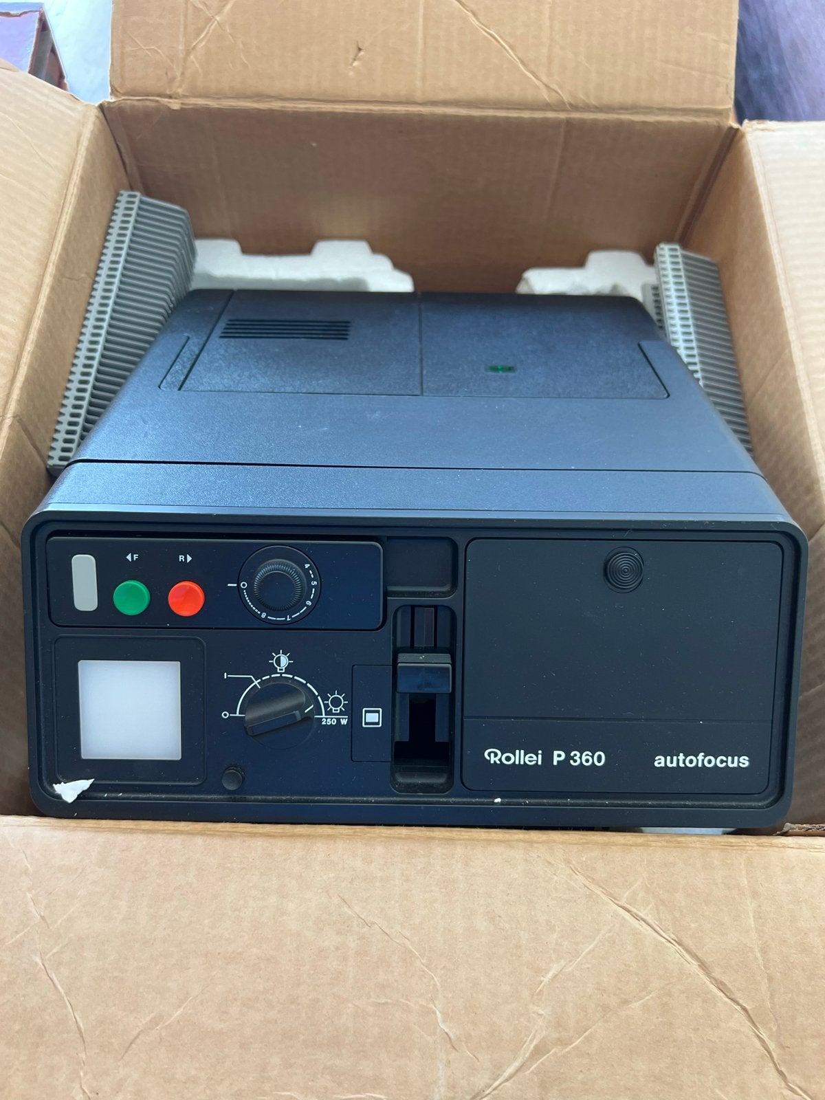 Rollei P 360 AF autofocus diaprojector in originele doos, Audio, Tv en Foto, Diaprojectors, Ophalen, Zo goed als nieuw, Met scherm