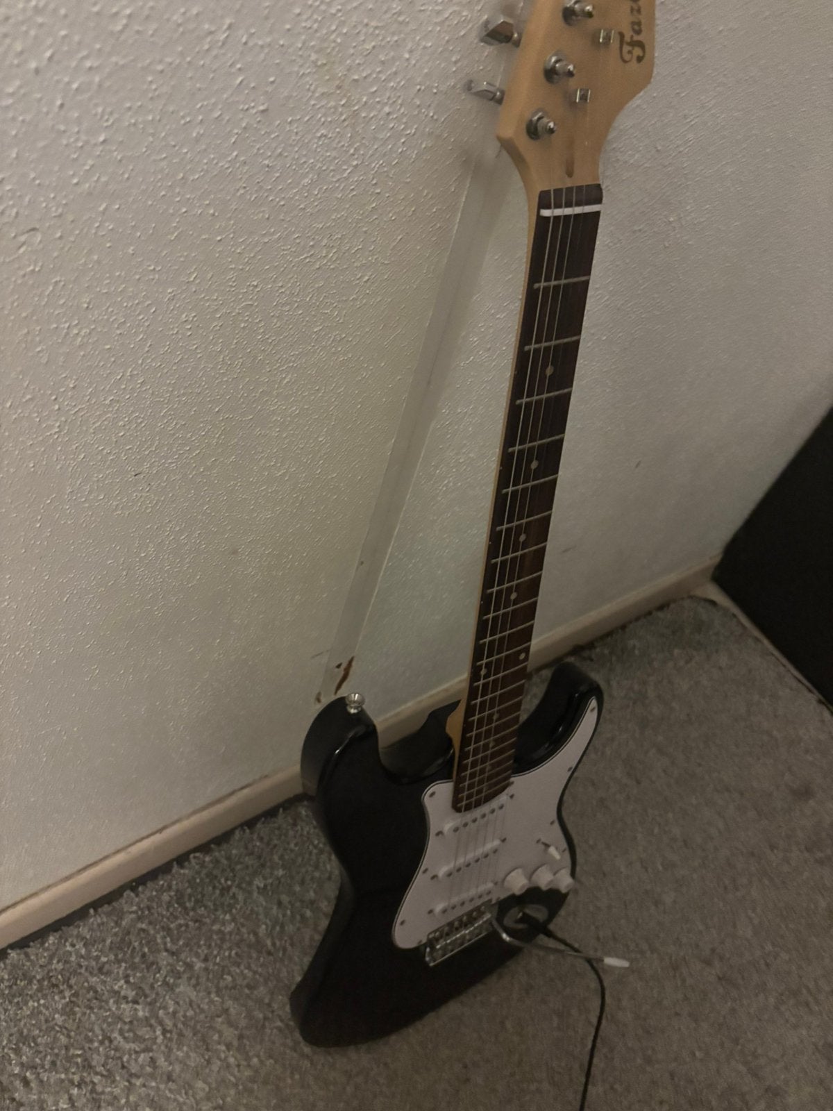 Elektrische gitaar met versterker en stemapparaat, Muziek en Instrumenten, Snaarinstrumenten | Gitaren | Bas, Ophalen, Zo goed als nieuw