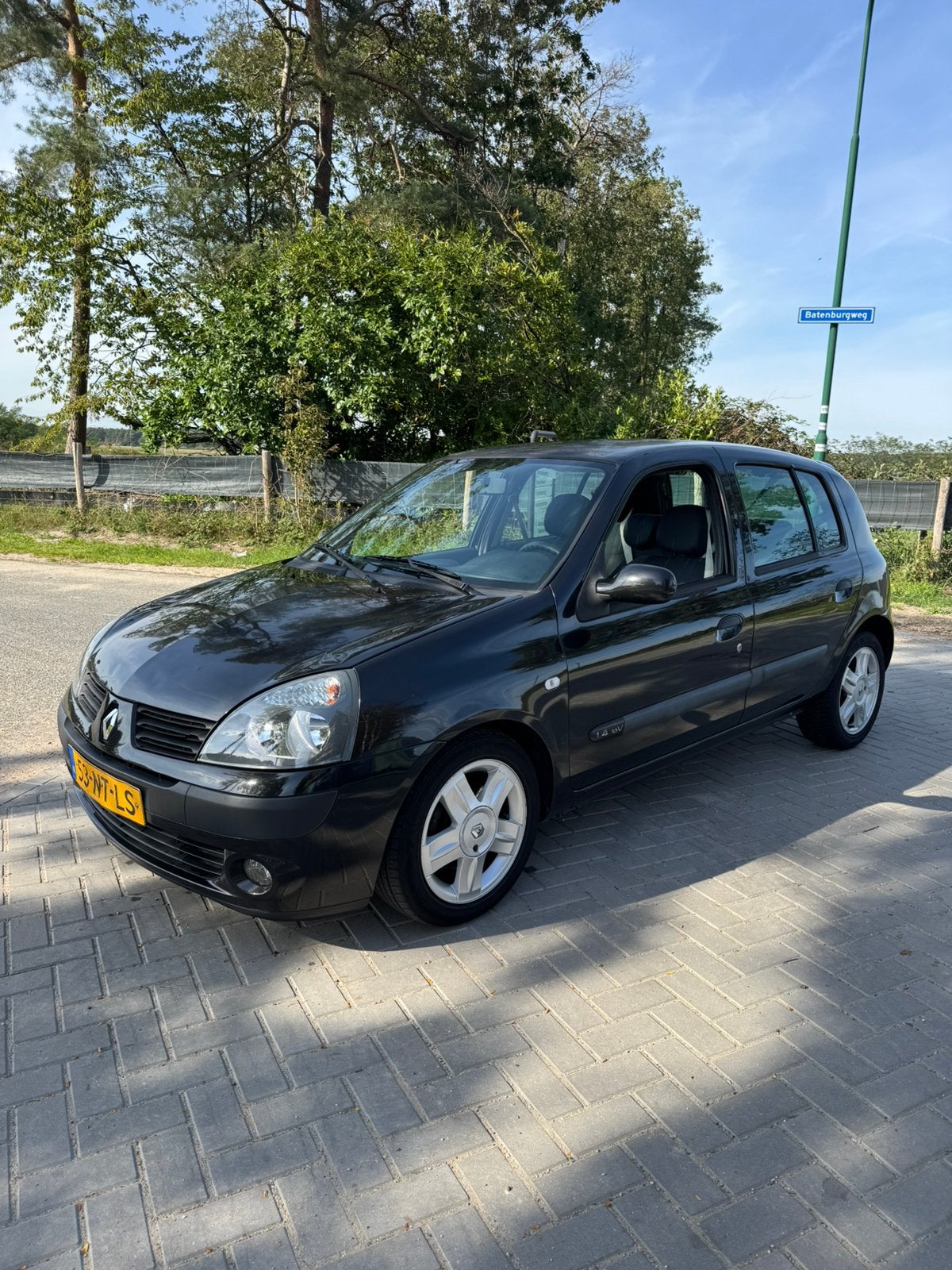 Renault clio 1.4 nieuwe apk, Auto's, Voorwielaandrijving, Stof, 4 cilinders, Zwart