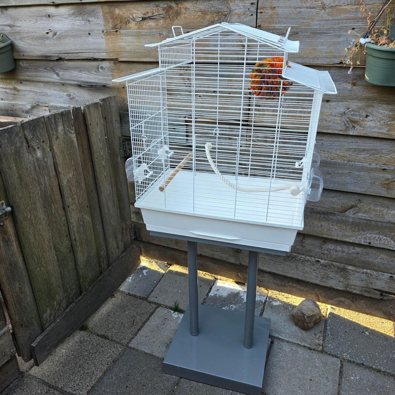 Vogelkooi op standaard  op wieltjes nieuwe kooi bijna, Ophalen of Verzenden, Zo goed als nieuw, Metaal, Vogelkooi