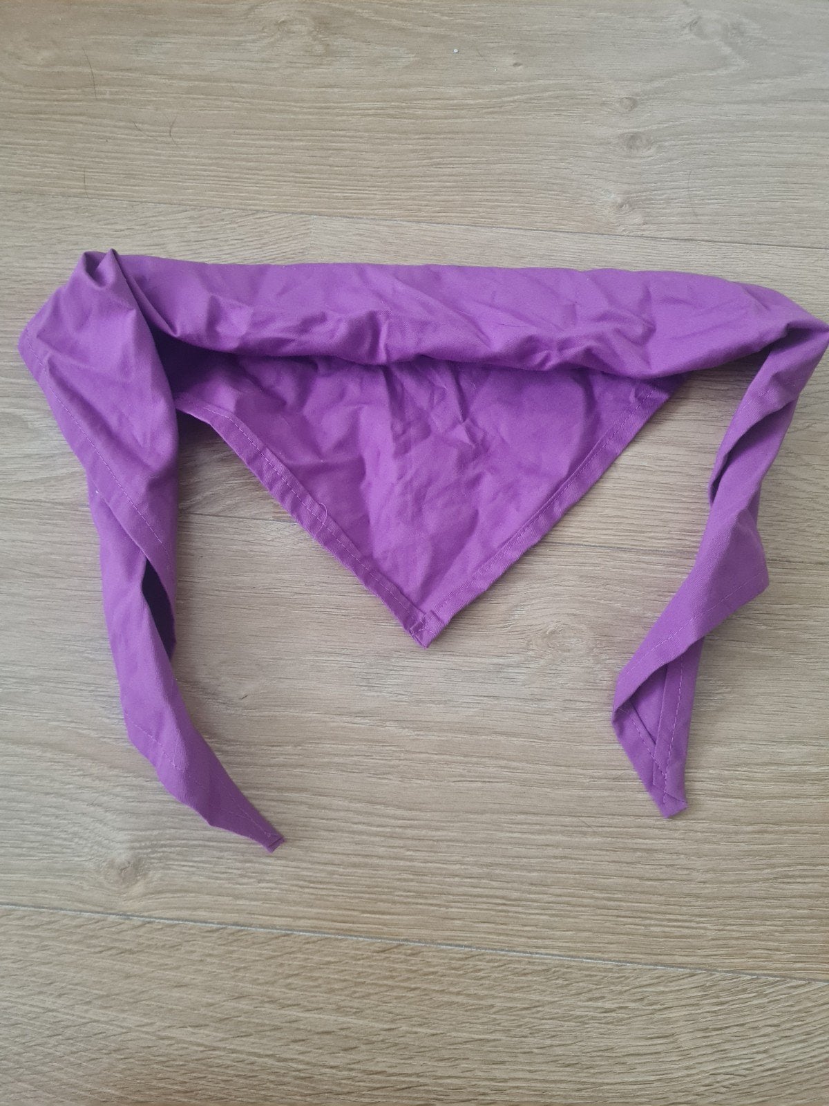 Scouting sjaal paars, Verzamelen, Scouting, Ophalen of Verzenden, Gebruikt, Pet, Hoed of Sjaal