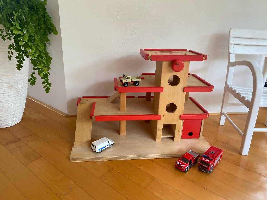 Houten speelgoed parkeergarage met lift, Kinderen en Baby's, Speelgoed | Houten speelgoed, Ophalen, Gebruikt, Overige typen