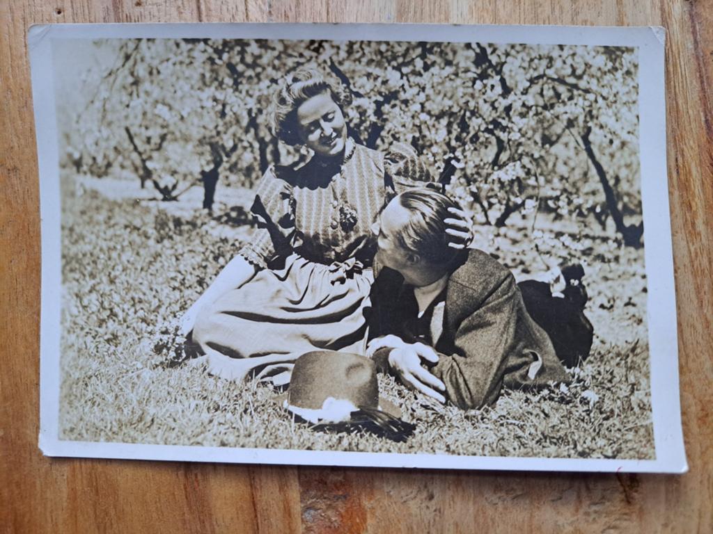 Stel, verliefd koppel in boomgaard ansicht jaren 40/50., Ophalen of Verzenden, 1940 tot 1960, Ongelopen