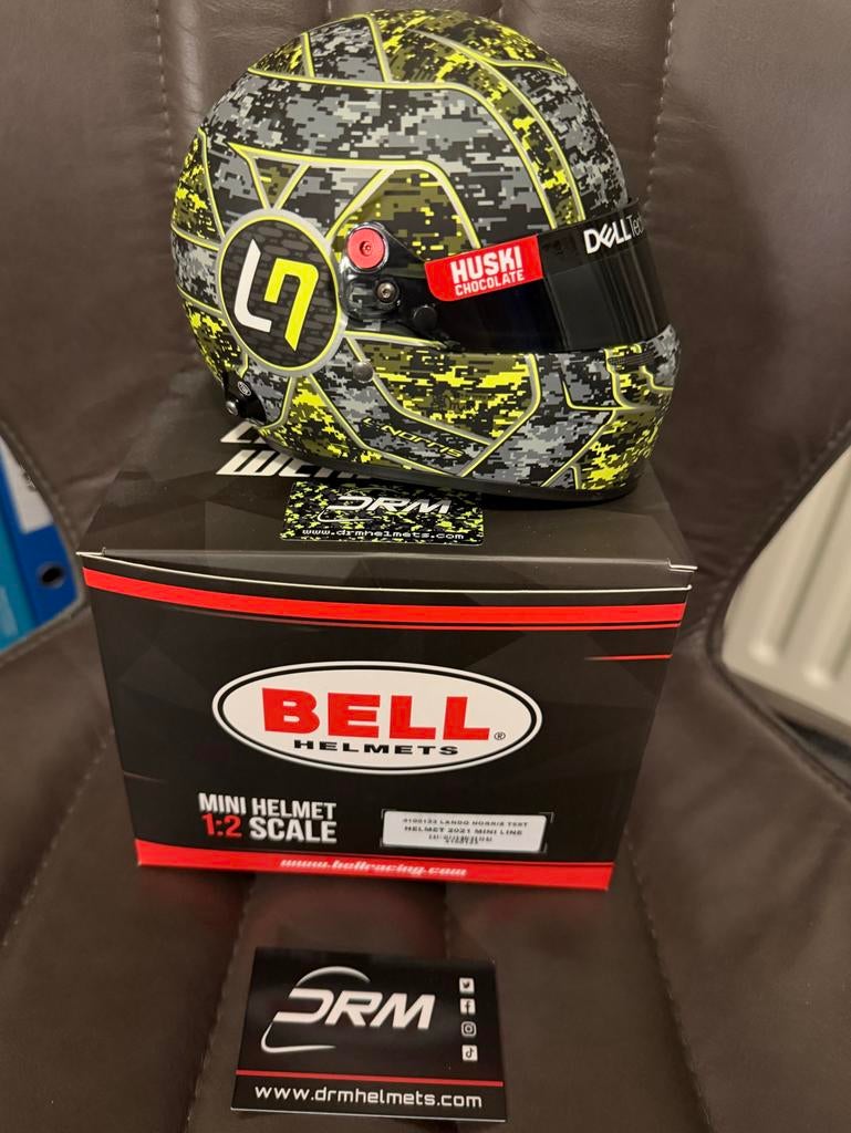 Lando Norris F1 helm Bell 2021 GP Bahrein Glitch 1:2 schaal, Verzamelen, Automerken, Motoren en Formule 1, Ophalen of Verzenden