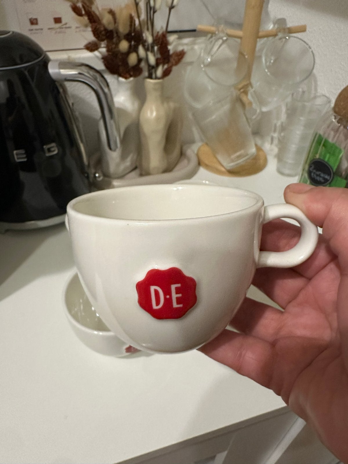 4x Douwe Egberts koffiekopjes - wit met rood logo, Huis en Inrichting, Overige merken, Ophalen of Verzenden, Zo goed als nieuw