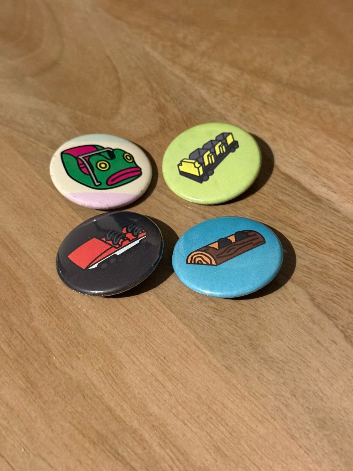 Kermis / pretpark buttons, Verzamelen, Speldjes, Pins en Buttons, Ophalen of Verzenden, Overige onderwerpen