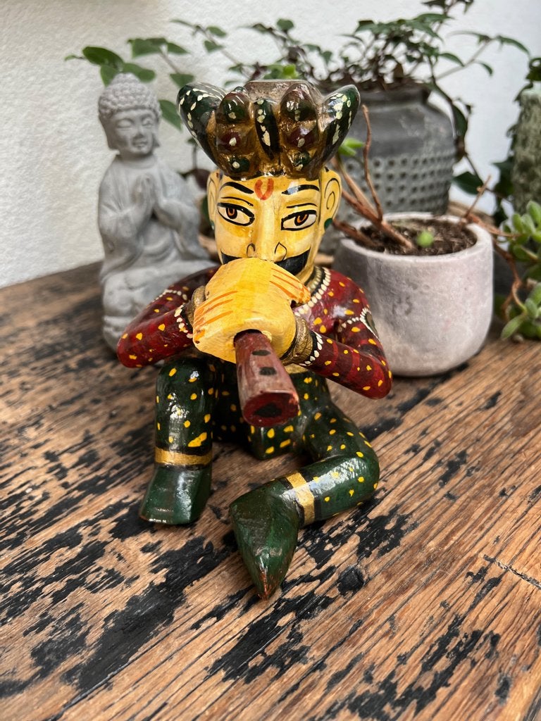 India houtsnijwerk beeld massief indiase man fluit, Antiek en Kunst, Minder dan 20 cm, Handgemaakt, Ophalen of Verzenden, Beeld