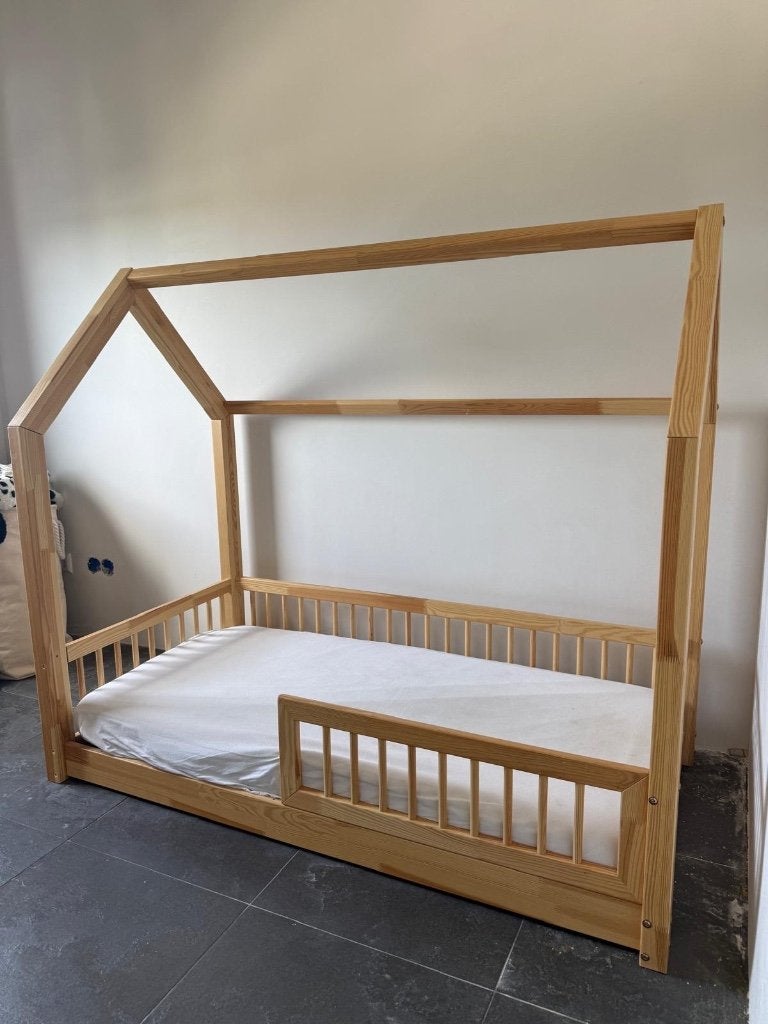 Kinder Montessori bedhuis 70x140 cm met matras, Kinderen en Baby's, 70 tot 85 cm, 140 tot 160 cm, Zo goed als nieuw, Ophalen