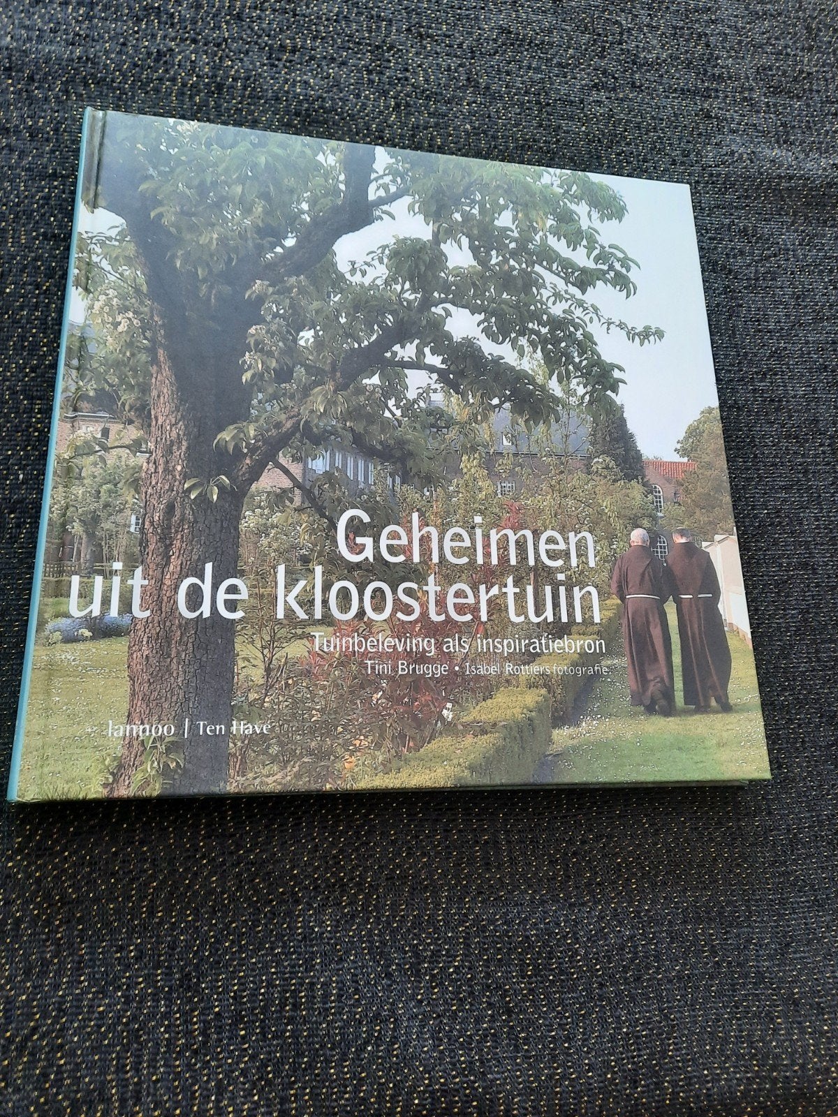 Geheimen uit de Kloostertuin - Hardcover - Zo goed als nieuw, Ophalen of Verzenden, Zo goed als nieuw, Tuinieren en Tuinplanten