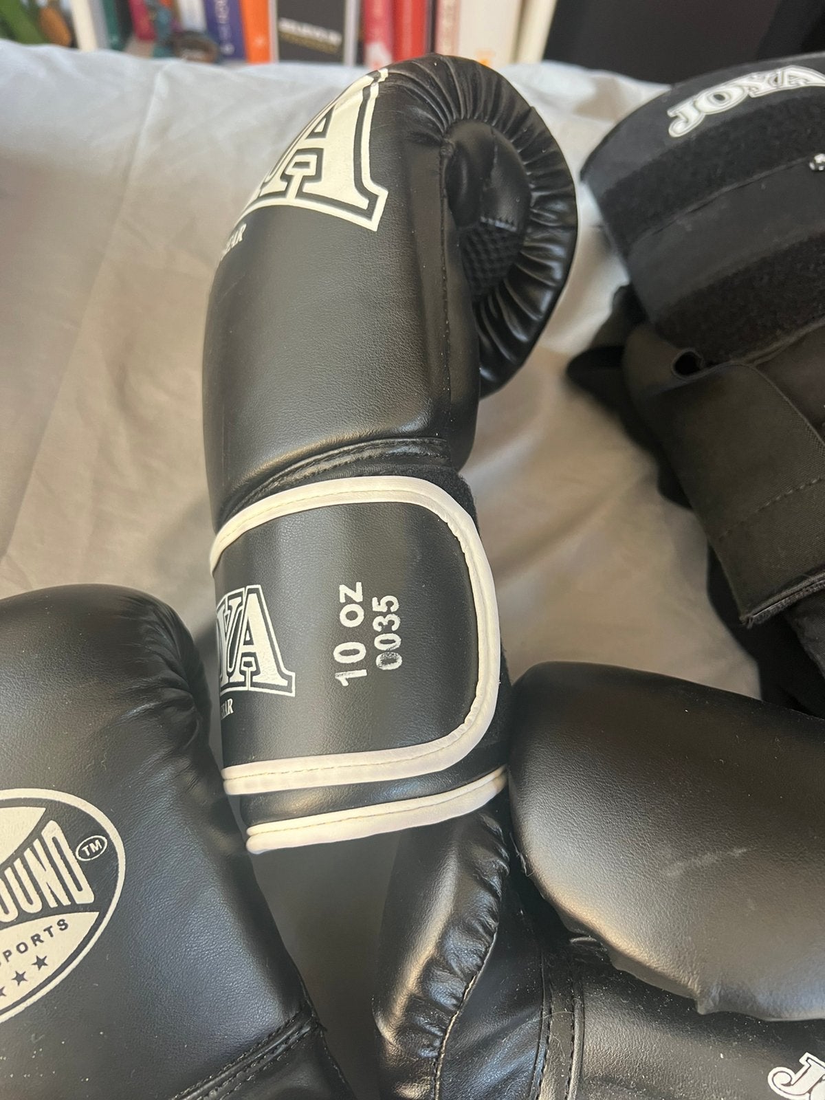 Joya en punch round boks handschoenen en scheenbeschermers, Ophalen, Overige, Maat XS of kleiner, Vechtsportbescherming