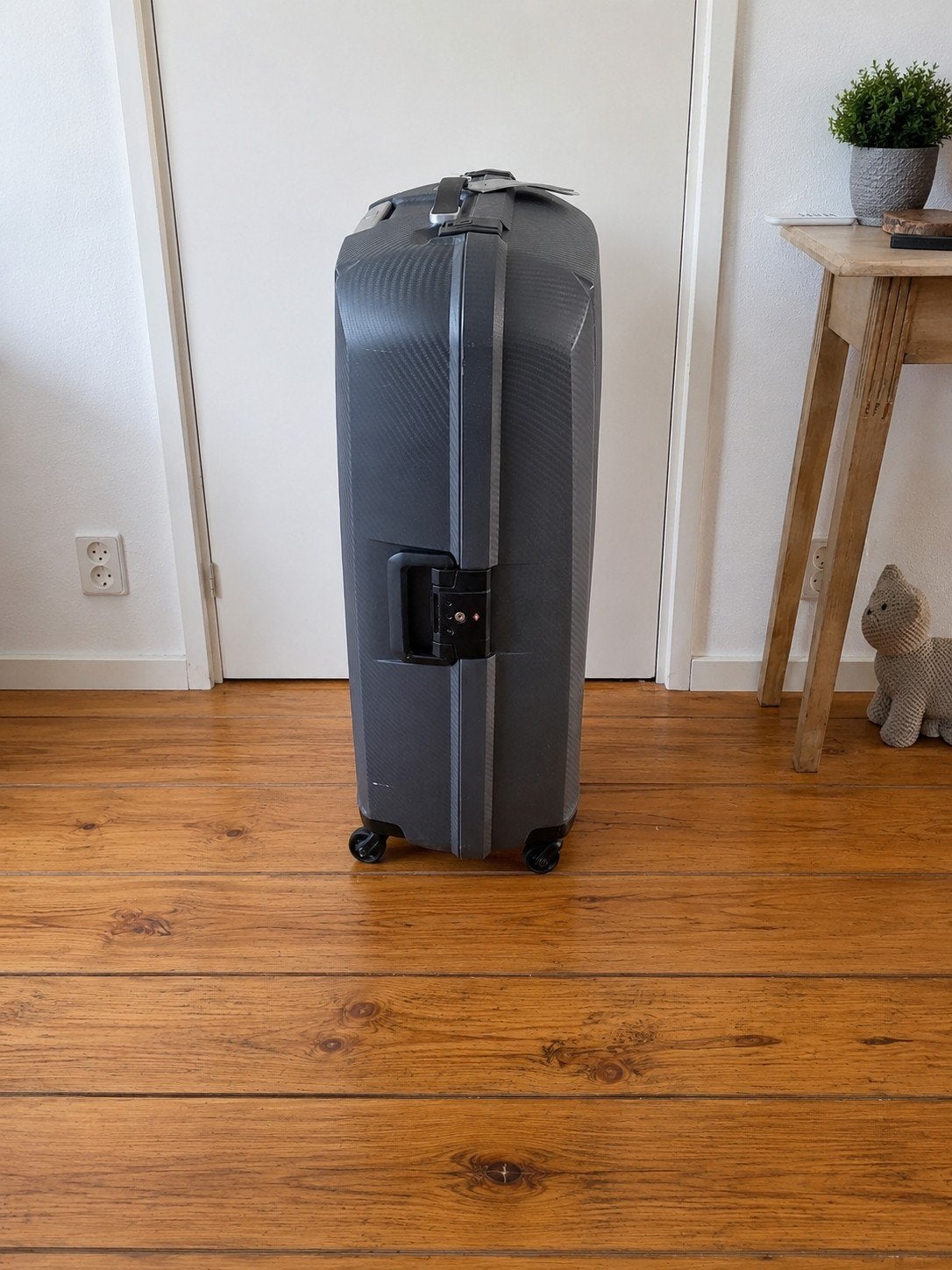 Grijze koffer met wieltjes en uitschuifbare handgreep, 60 tot 70 cm, Wieltjes, Hard kunststof, 45 tot 55 cm