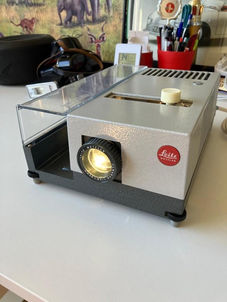 Te koop aangeboden een diaprojector van het merk Leitz., Audio, Tv en Foto, Diaprojectors, Ophalen, Gebruikt