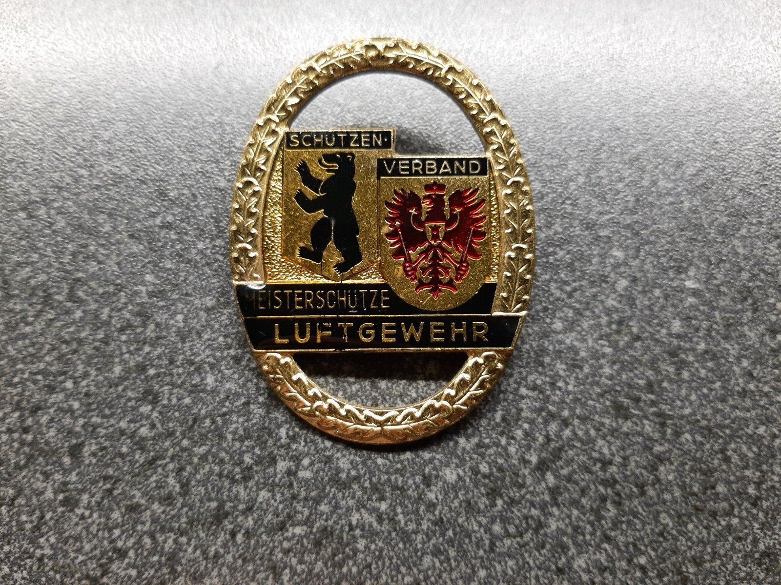 Grote speld/ broche  - Meisterschutze / Luftgewehr  50x37 mm, Ophalen of Verzenden, Landmacht, Nederland, Embleem of Badge