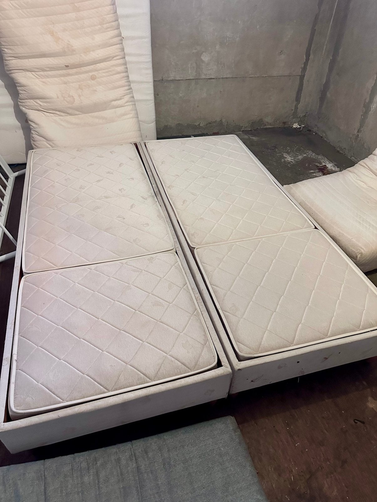 GRATIS Twee boxsprings met matras, Huis en Inrichting, Ophalen, Zo goed als nieuw, Eenpersoons
