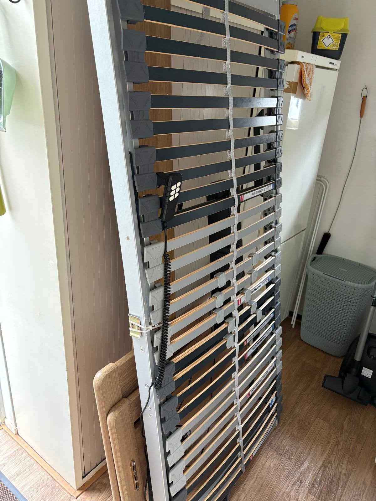 seniorenbed met elektr. lattenbodem en vrijwel nieuw matras, Ophalen, Zo goed als nieuw, Eenpersoons, 90 cm