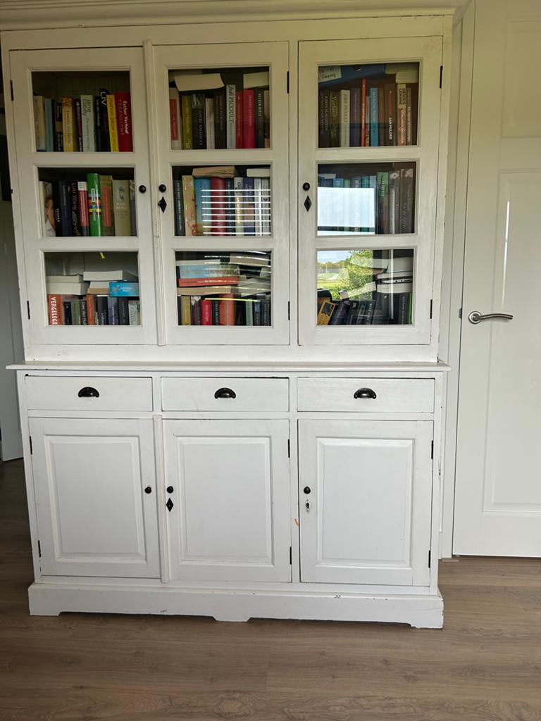 Witte Boekenkast met Glazen Deuren en Lades, Ophalen, Gebruikt, 100 tot 150 cm, Met lade(s)