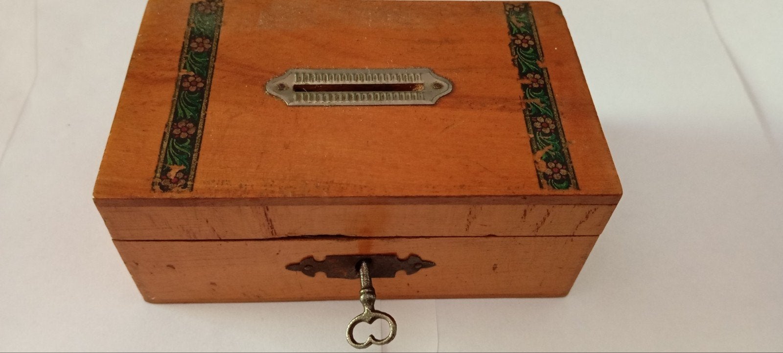 vintage houten spaarpot met sleuteltje, Verzamelen, Spaarpotten, Ophalen of Verzenden, Gebruikt, Metaal of Blik, Overige thema's