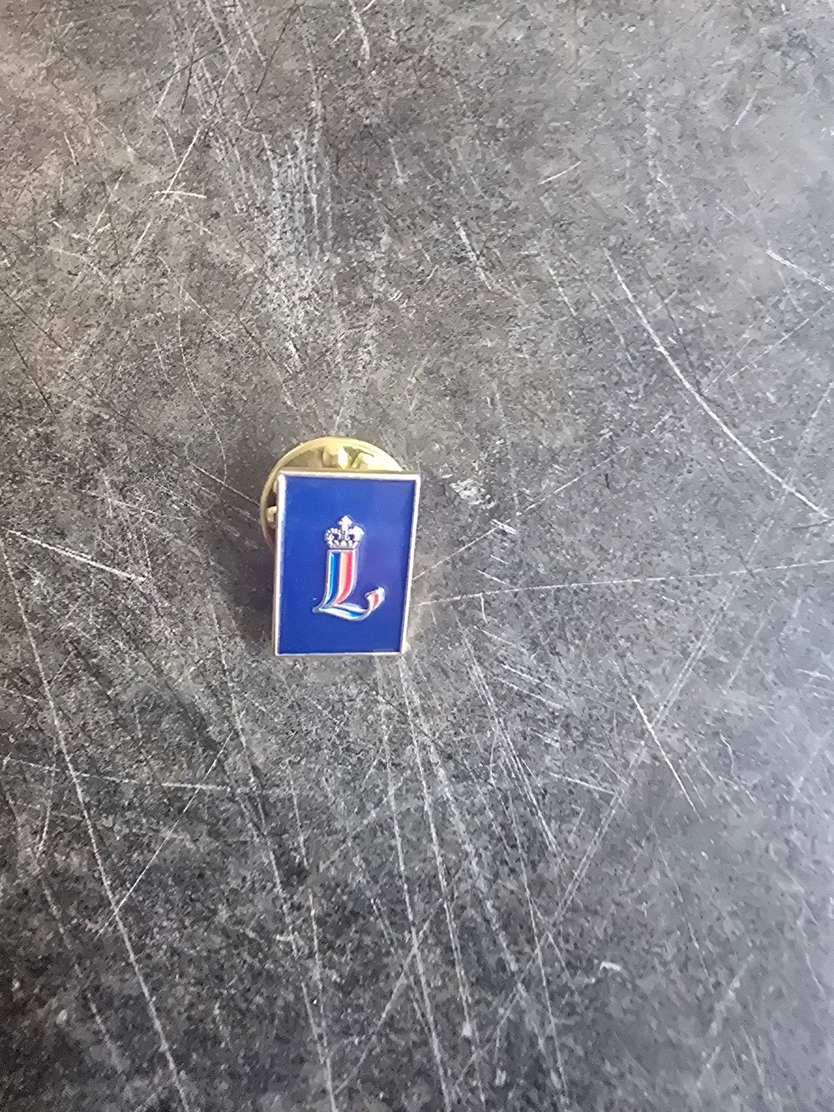Vintage Speldje/Pin met Kroon en Letter 'L', Verzamelen, Ophalen of Verzenden, Zo goed als nieuw, Overige onderwerpen, Speldje of Pin