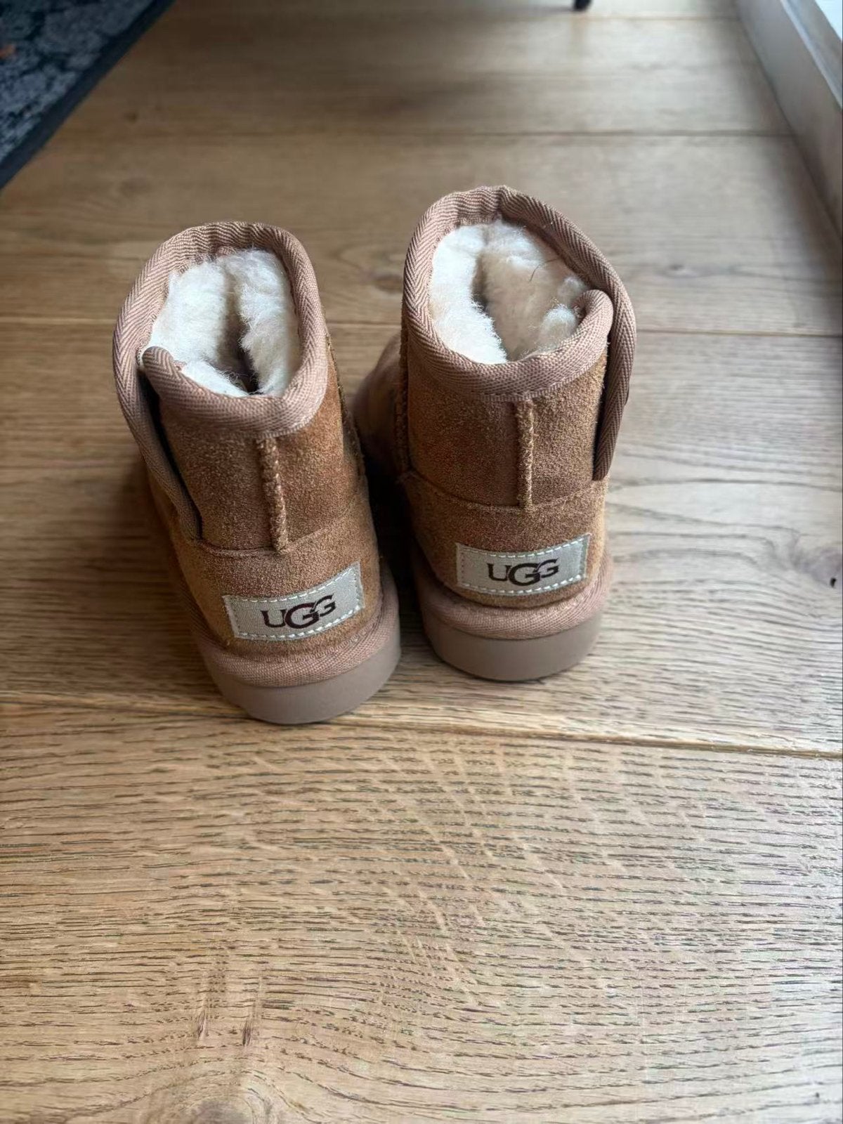 UGG Laarzen voor baby's - Maat 22, Ophalen, Zo goed als nieuw, Jongen of Meisje, Laarzen