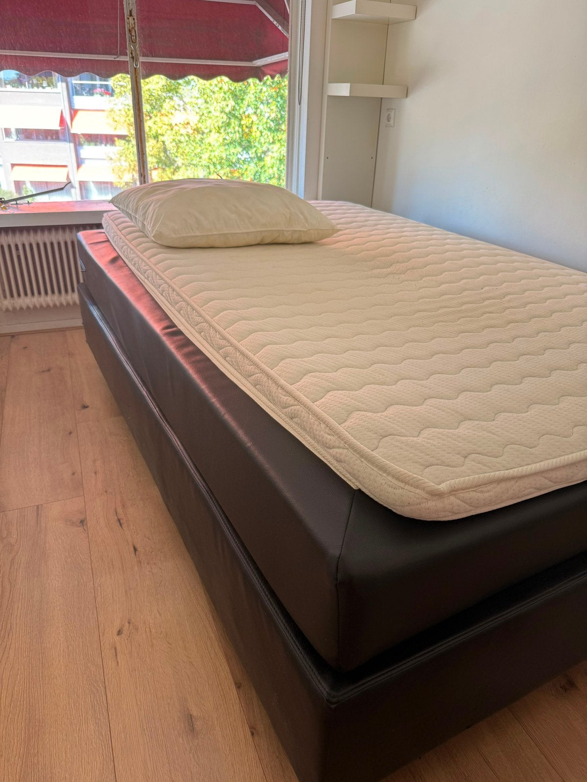 Ruim en comfortabel bed 120x200 cm inclusief matras & topper, Huis en Inrichting, Slaapkamer | Boxsprings, Ophalen, Gebruikt, Zwart
