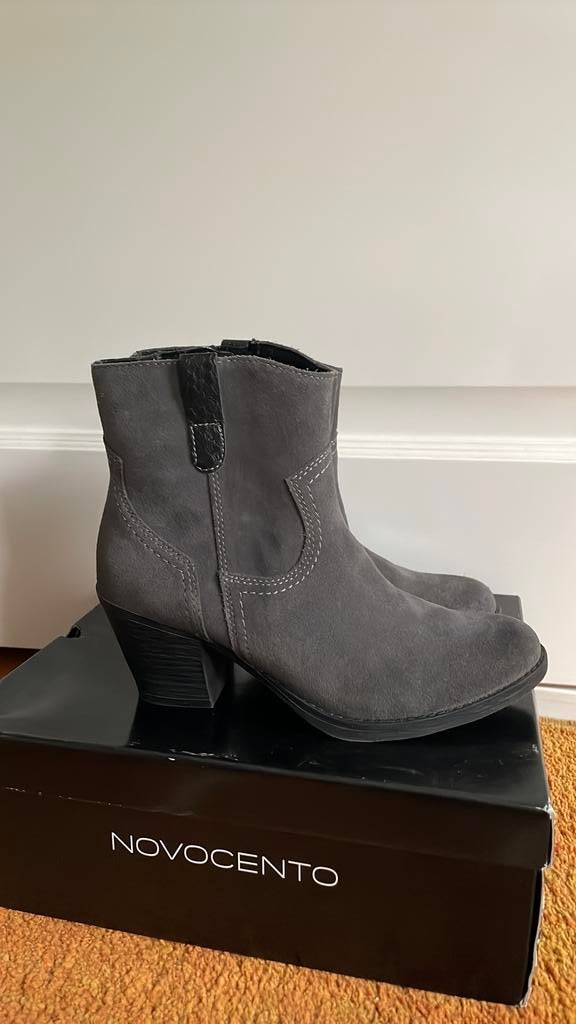 Novocento grijs suede dames enkellaars zgan maat 38, Lage of Enkellaarzen, Ophalen of Verzenden, Zo goed als nieuw, Grijs