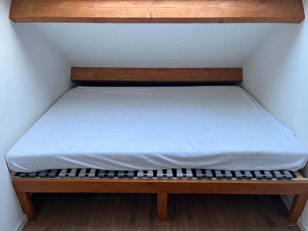 Gratis af te halen. Matras en lattenbodem, Huis en Inrichting, Slaapkamer | Bedden, Ophalen, Zwart, 140 cm, Zo goed als nieuw