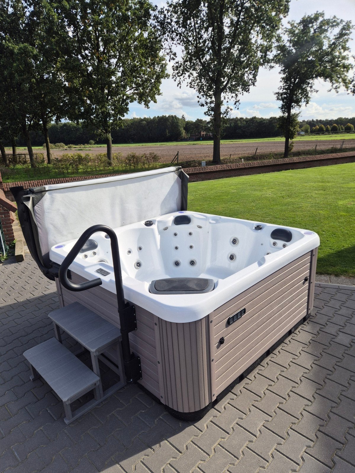 jacuzzi 5 persoons 2 ligplaatsen, Tuin en Terras, Ophalen, Zo goed als nieuw, Afdekzeil, Vast