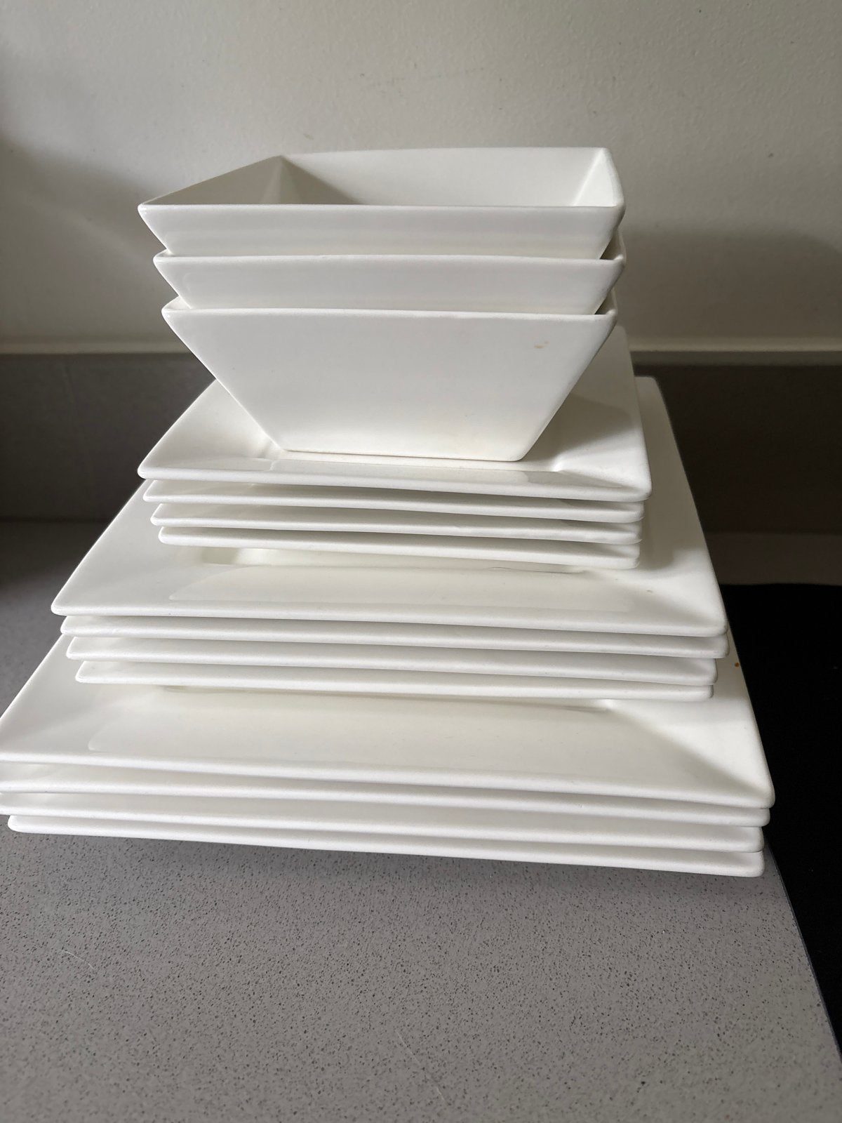 Wit servies Xenos: 3 schaaltjes, 12 grote borden (3 maten), Ophalen, Gebruikt, Overige merken, Keramiek