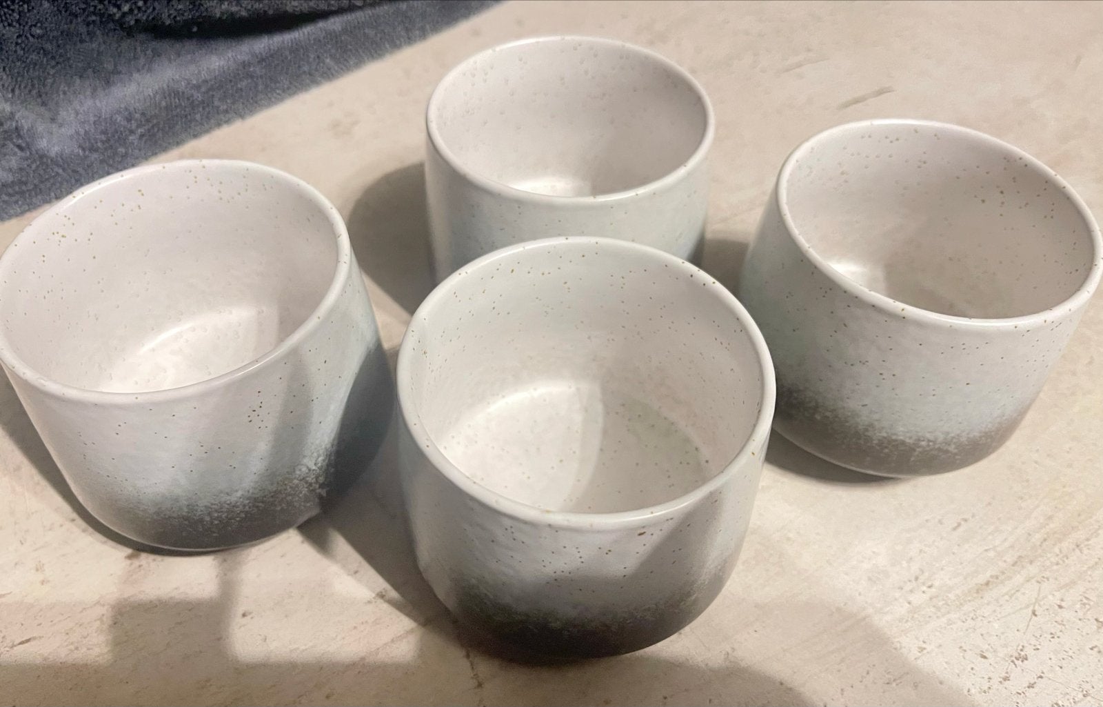 Set van 4 keramische kopjes - wit met bruine onderkant, Keramiek, Ophalen of Verzenden, Zo goed als nieuw, Effen