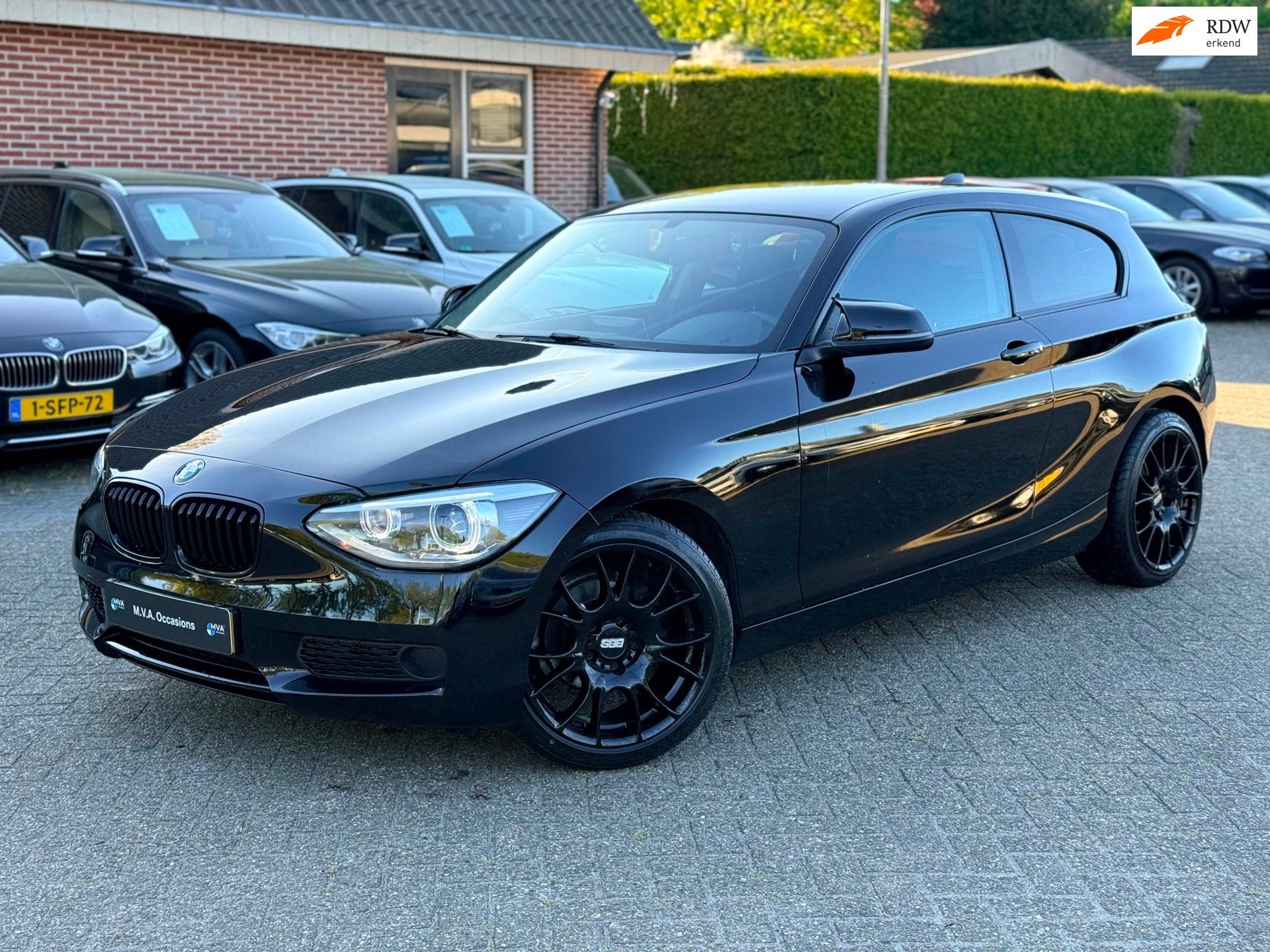 BMW 1-serie 116i Sport|Nieuwe Ketting + Klepseals|Carplay|BB, Auto's, 1-Serie, Euro 5, Gebruikt, Zwart