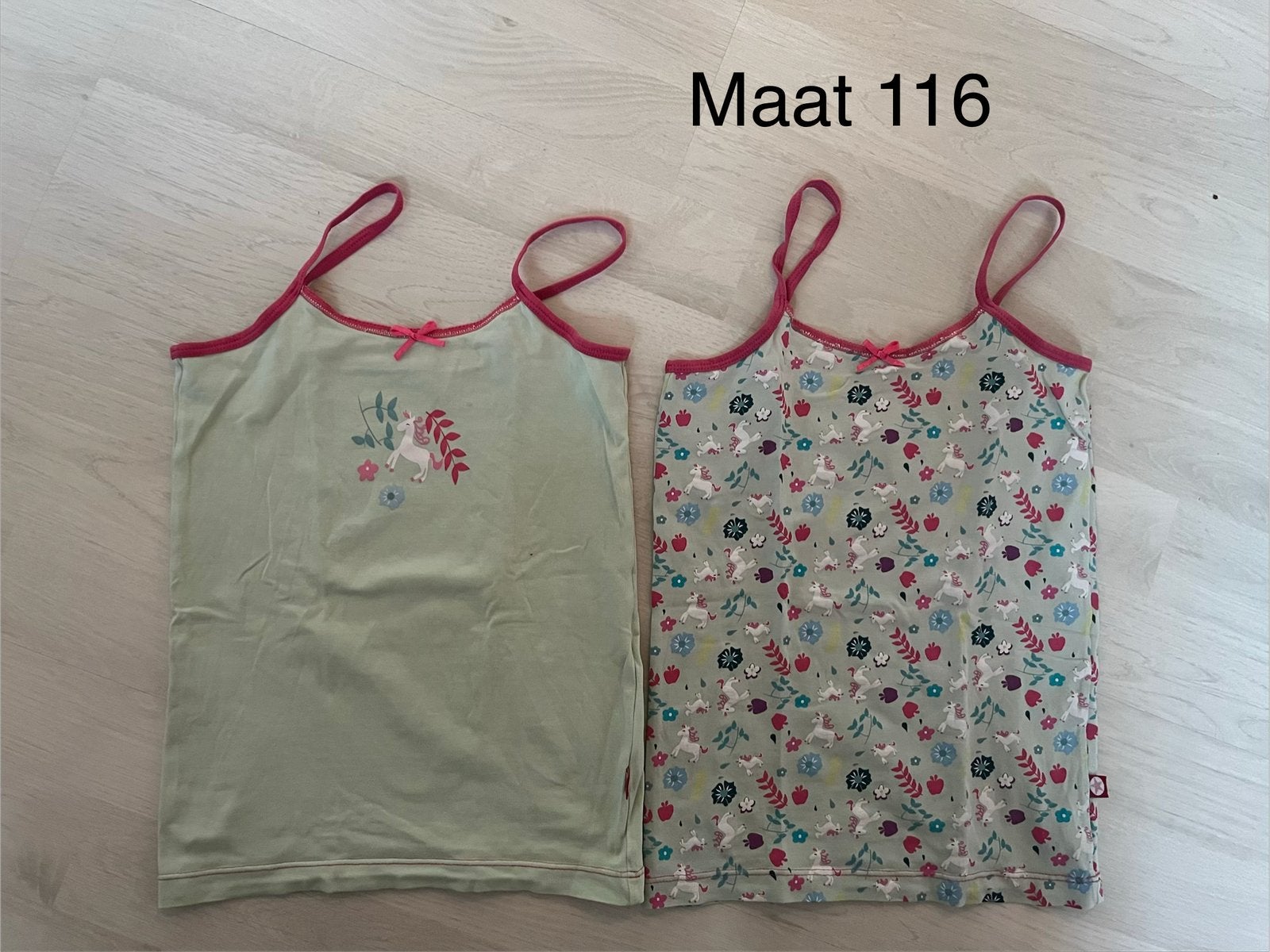 2 hemdjes met eenhoorns, maat 116, Ophalen of Verzenden, Gebruikt, Meisje, Nacht- of Onderkleding
