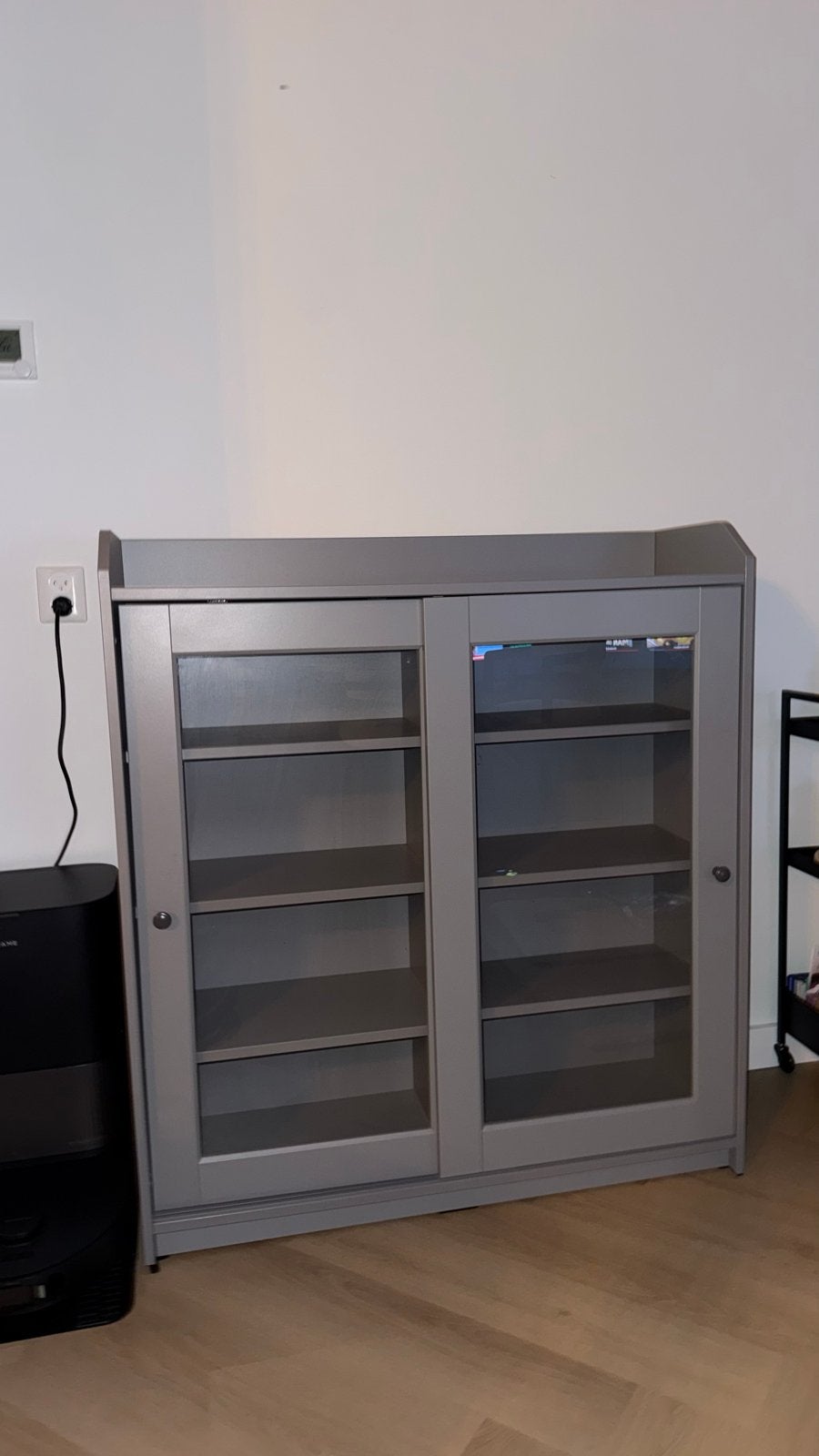 IKEA Hauga kast met glazen deuren - grijs, Huis en Inrichting, Ophalen, Overige materialen, 100 tot 150 cm, Zo goed als nieuw