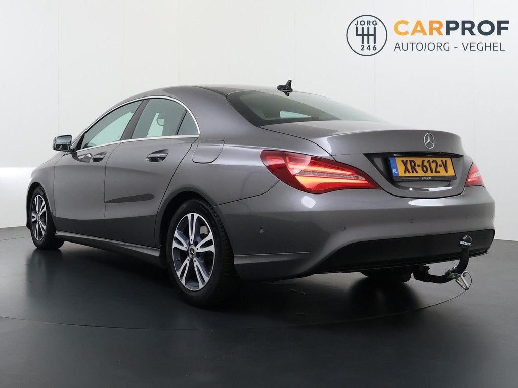 Mercedes-Benz CLA-klasse 180 Ambition Trekhaak | Automaat |, Auto's, Mercedes-Benz, Gebruikt, 4 cilinders, 715 kg, Leder en Stof