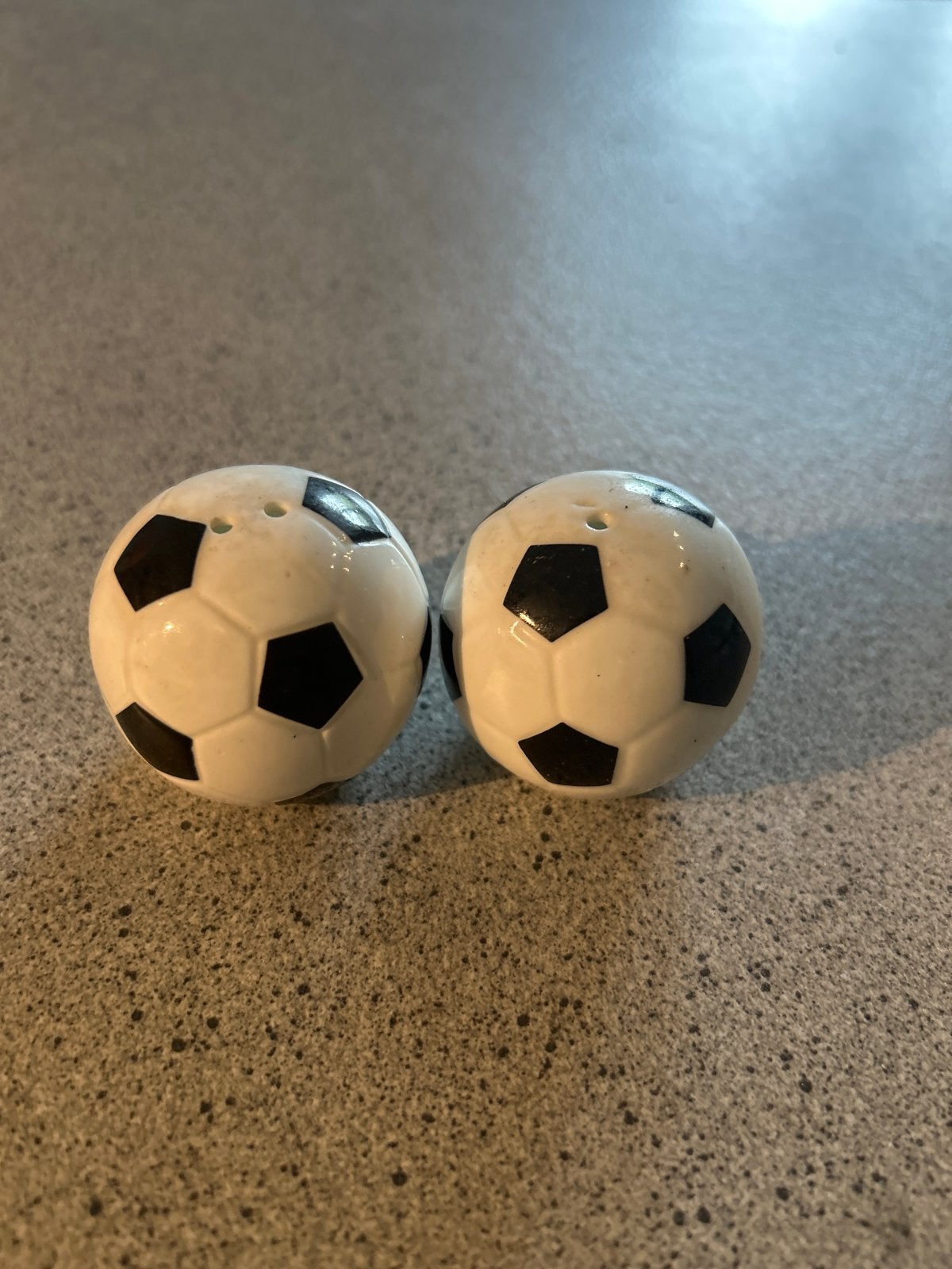 Mooie voetbal zoutstrooiers., Ophalen of Verzenden, Zo goed als nieuw