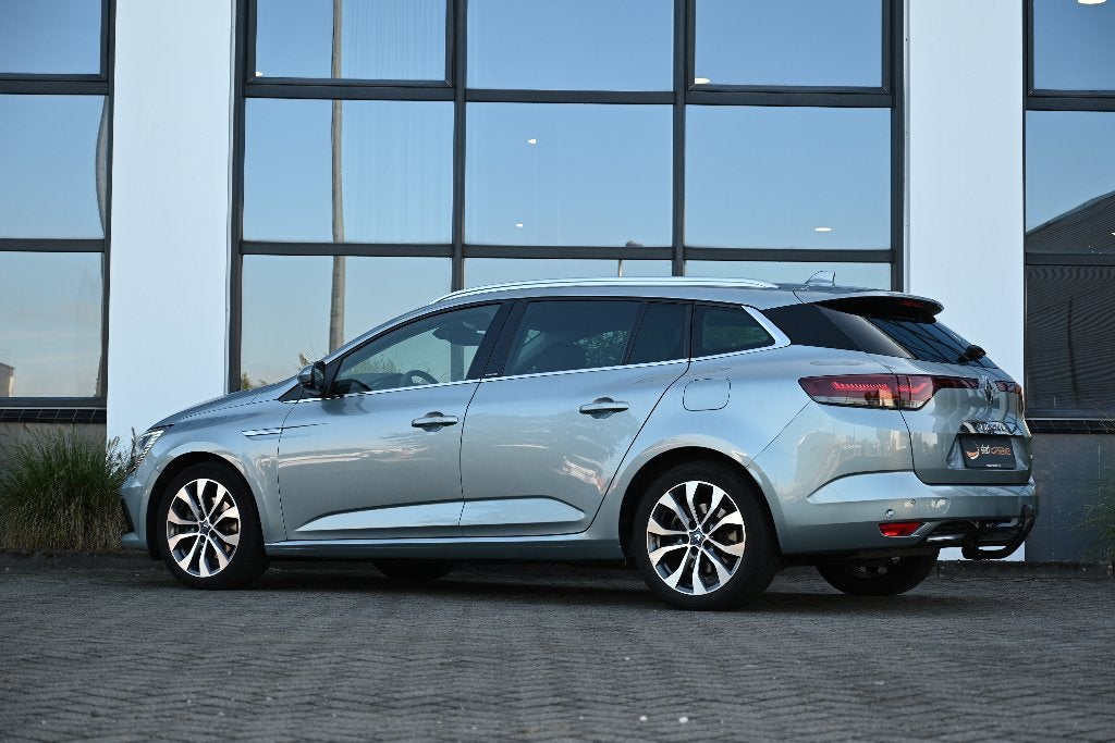 Renault Mégane E-Tech Estate 1.6 PHEV Sunroof Leer € 179pm, 4 cilinders, Leder, Hybride Elektrisch/Benzine, 158 pk