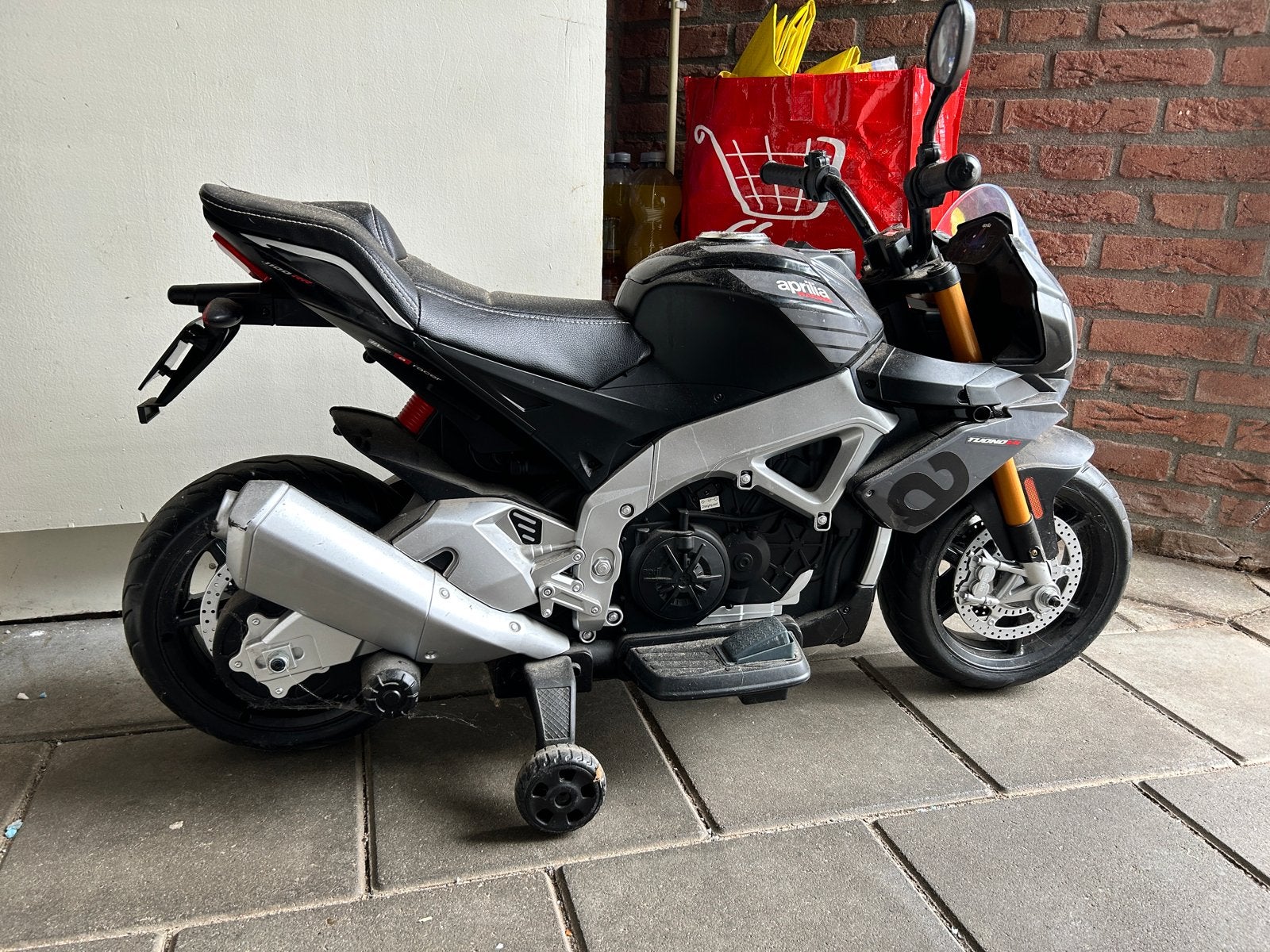 Elektrische Kindermotor Aprilia RSV4 met zijwieltjes, Ophalen, Gebruikt