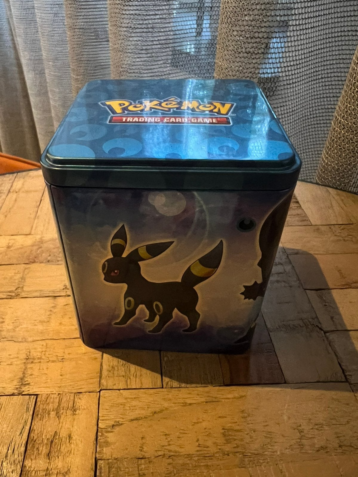 Pokemon tin blik Umbreon, Ophalen of Verzenden, Zo goed als nieuw, Overige typen