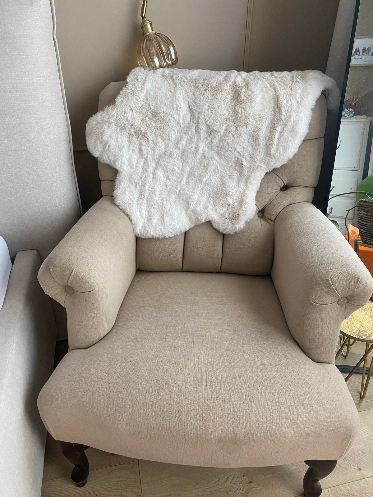 Comfortabele fauteuil in beige stof met houten poten, Ophalen, Gebruikt, 75 tot 100 cm, 50 tot 75 cm