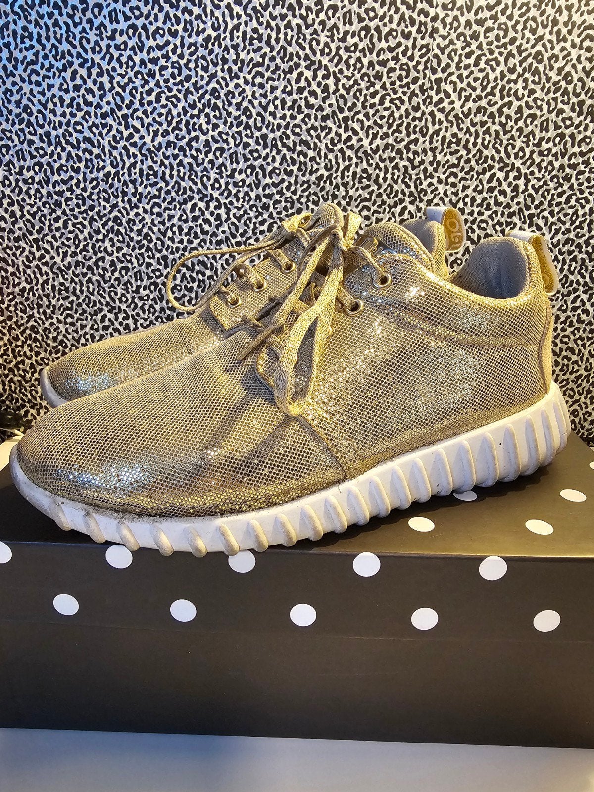 LIU.JO; PRACHTIGE GOUDKLEURIGE SNEAKERS 38 € 42,50, Ophalen of Verzenden, Sneakers of Gympen