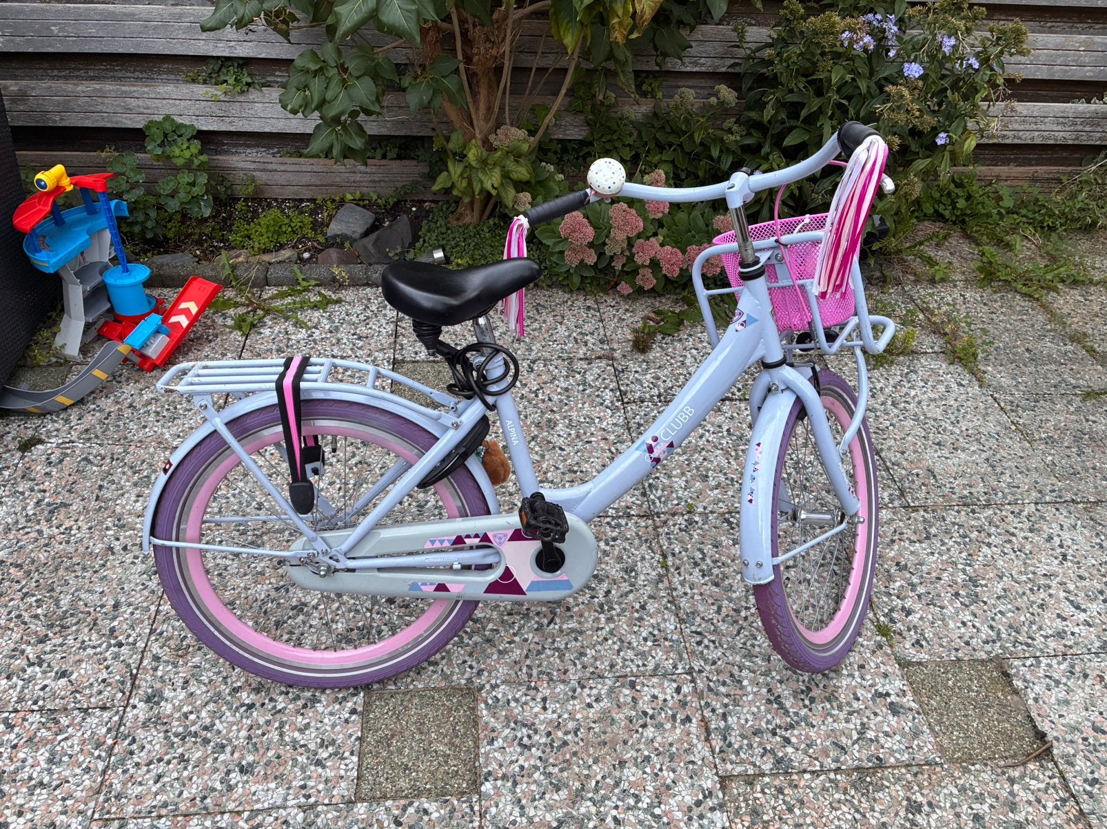 Blauw-roze Alpina Clubb fiets 22 inch, Fietsen en Brommers, Ophalen, Gebruikt, Terugtraprem, 22 inch