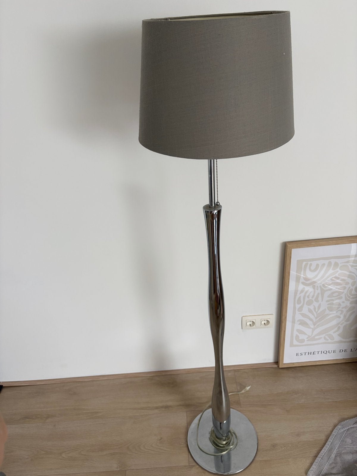 Moderne vloerlamp met grijze kap, Huis en Inrichting, Ophalen, E27 (groot), Zo goed als nieuw, Metaal