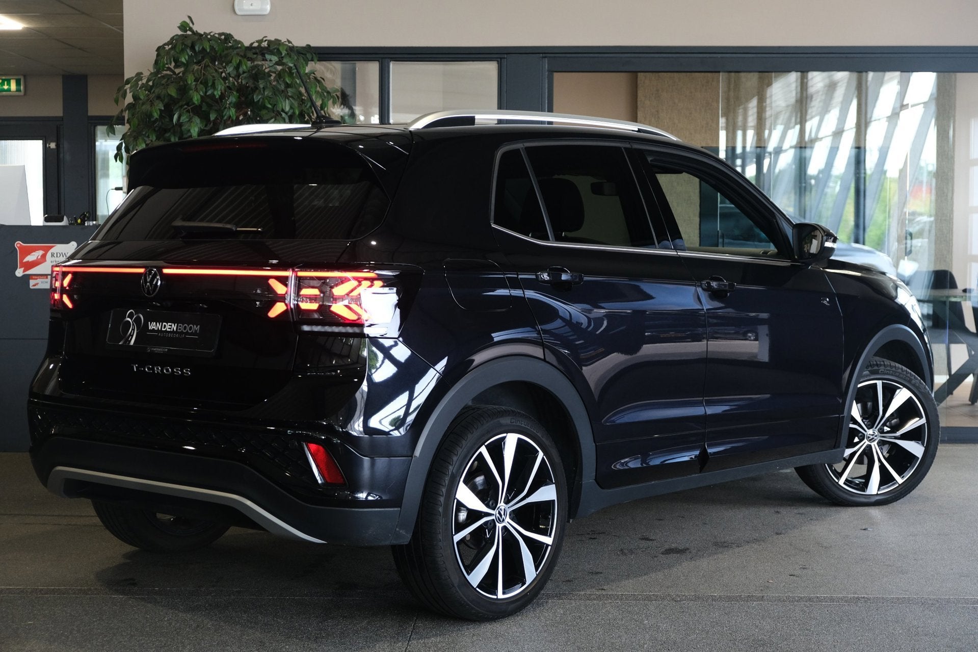 Volkswagen T-Cross 1.0 TSI 2x R-Line DSG Facelift IQ Led Vir, T-Cross, Gebruikt, 620 kg, Zwart