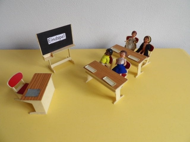 SCHOOLKLAS MET POPPETJES, Ophalen of Verzenden, Gebruikt