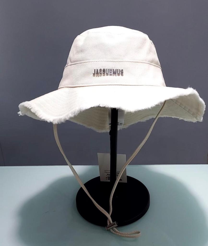 Jacquemus Bucket Hat Crème/Wit, Ophalen of Verzenden, Nieuw, One size fits all, Hoed